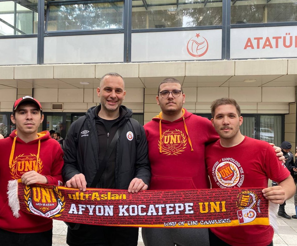 uAUNIAKU's tweet photo. OLDUĞUN HER YERE BİZ HEP GELİRİZ ! 
Galatasaray erkek voleybol takımımızı İzmir'de yalnız bırakmadık. 
#ultrAslanUNI https://t.co/znALTxoXT7