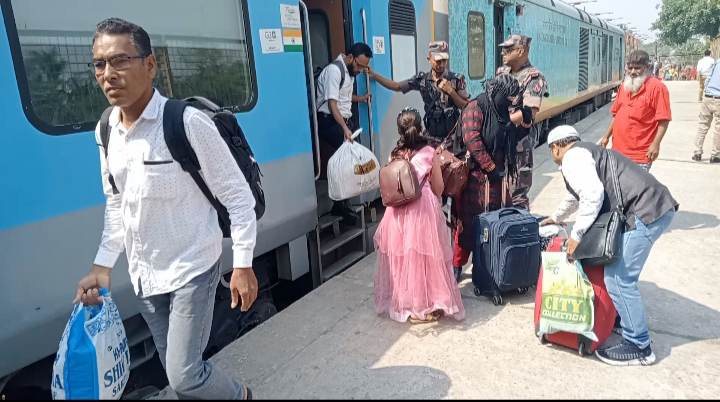 বেনাপোলে “বন্ধন এক্সপ্রেস” ট্রেনে টাস্কফোর্সের অভিযানে লক্ষাধিক টাকার পণ্যসহ আটক ৫