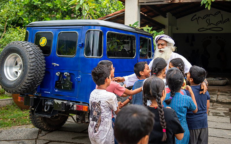 SadhguruJV's tweet photo. Every child is a Unique Possibility. It is not the child who needs advice – it is the parents who need attention to realize how life shapes up. #SadhguruQuotes https://t.co/cbMaRJkrzD