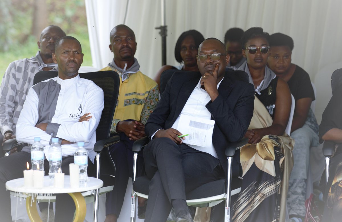 kagarama_sector's tweet photo. Madame Ann Huss Monique DDEA wa @KicukiroDistr yifatanyije n'Abaturage bo muri @kagarama_sector n'abandi bayobizi batandukanye kwibuka ku nshuro ya 29 Jenoside yakorewe Abatutsi mu Rwanda mu 1994.
#Kwibuka29 @Unity_MemoryRw 
#KwibukaTwiyubaka https://t.co/OWi404G05d