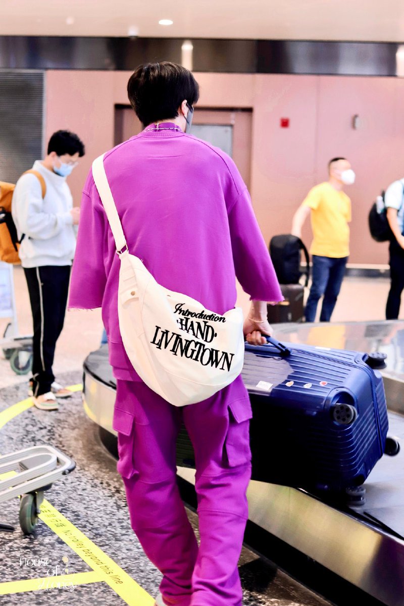 PentagonUSAone's tweet photo. Yanan at Beijing airport.
Photos by https://t.co/bJWTRX0MOs
#Pentagon @CUBE_PTG_JAPAN @CUBE_PTG #BringYananBack @cube_ptg_staff https://t.co/kJpJcg7MhF