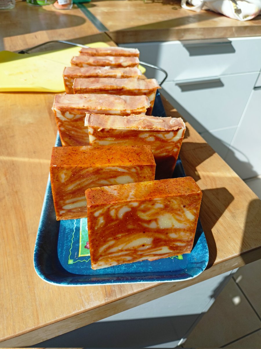 Ankhimanon's tweet photo. Enfin il sort quelque chose de potable de mes mains : le joli #booknook se monte doucement mais sûrement et j'ai ENFIN réussi un joli marbrage #SAF #savon . Pfiou !! https://t.co/0ZlBi04278