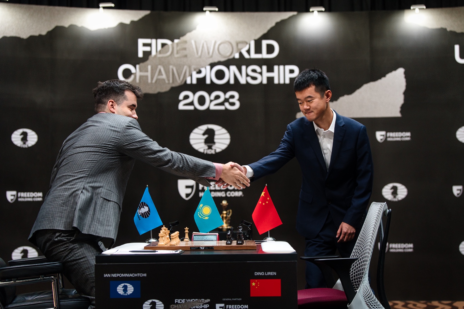 Chess.com Português on X: Astana 🇰🇿 será sede do match 🇨🇳 Ding-Nepo  🇷🇺 do Campeonato Mundial de Xadrez da FIDE 🏆 ⬇️   / X