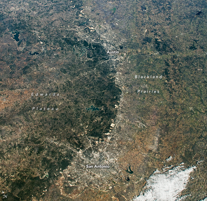 NASAEarth's tweet photo. Tectonic uplift millions of years ago formed Edwards Plateau in Texas, shown in this @Space_Station astronaut photo.

Darker soils of the Blackland Prairies can be seen between the urban areas of Austin and San Antonio. https://t.co/ItIBDulUp3 https://t.co/WzCad5w7Vg
