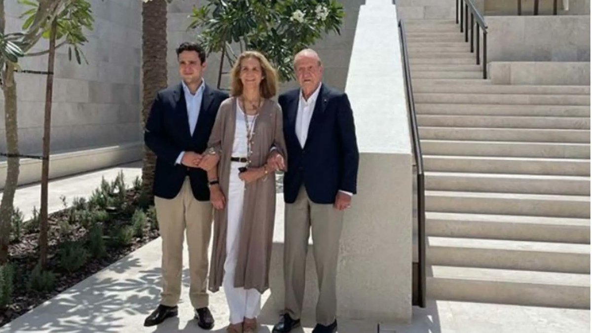 FonsiLoaiza's tweet photo. Hoy, Juan Carlos I y su nieto Froilán han recibido a la infanta Elena en Abu Dhabi. Juan Carlos I mantiene 2.000M€ de patrimonio con el dinero en negro obtenido como el mayor comisionista del Estado español y Fiscalía ha archivado sus casos de corrupción. Froilán ha sido colocado en una petrolera de Arabia Saudí por 120.000€ sin experiencia previa. No será juzgado por el uso de tarjetas black y se librará de declarar presencialmente en el juicio por la reyerta en una discoteca de Madrid.
