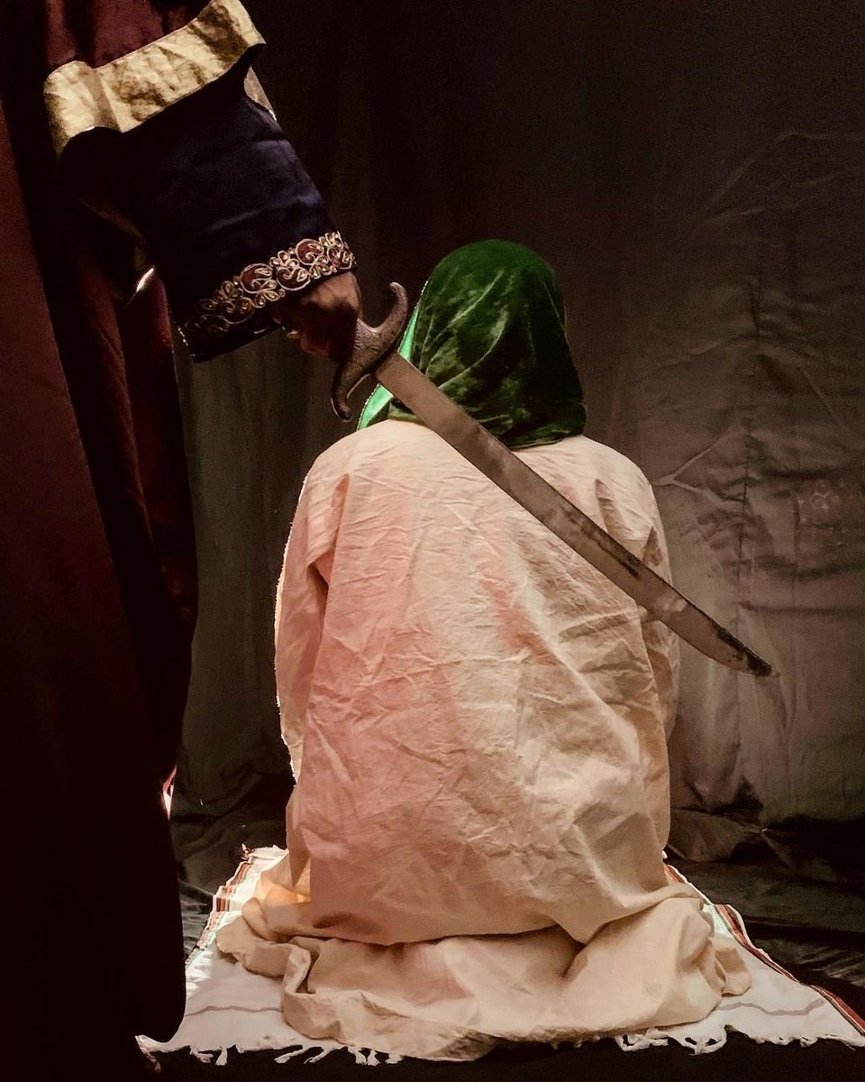 Abrahamasif5's tweet photo. When Imam Ali was hit with sword in sujud, after getting up he gave his killer a drink. People said why? He said,'He committed an act that has made him nervous, give him drink first.'
Zarb kha kr bhi jo qatil ko pilaye sharbat
Zaib deta hai use saqi e kosar hona
#شب_ضربت_مولاعلیؑ https://t.co/XHMzL2qZRC