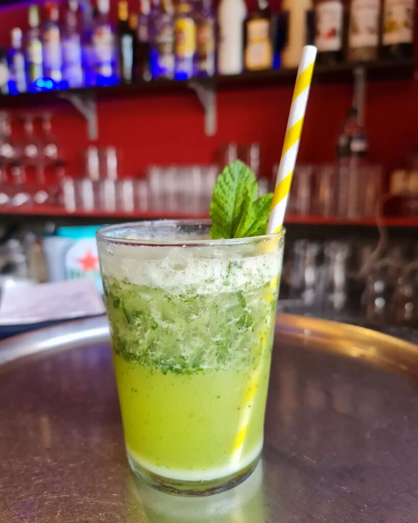 Hay tantas maneras de hacer un mojito que es alucinante y también encantador. Aquí tenemos la variante que hace Julito en @eltaller_calella que resulta ser un cóctel que se pide con mucha frecuencia, esperemos que más de cara al verano.

#mojito #barcelo… instagr.am/p/Cq0et5vNNpc/