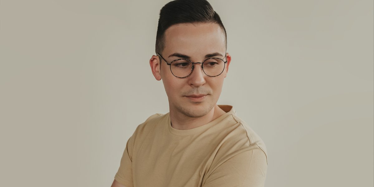 LunorAG's tweet photo. The featherweight titanium spectacles M10 01 in platinum are handmade. They are then polished to a high-gloss finish. The temples coated in wafer-thin acetate make you almost forget you're wearing them. #lunor #titaniumglasses #designeyewear #eyewear https://t.co/Abgnk4Cszt