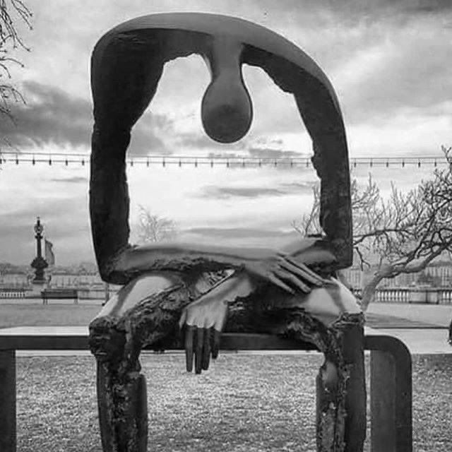 Baharın gelişine sevinmez mi insan?
Sevinemiyor…
Aksine buz gibi bir sızı hissediyor içinde.
Açan çiçeğin, yeşeren toprağın altında olunca evlat.
Bahar gelmiş neyime…
#isiasadaletnöbeti