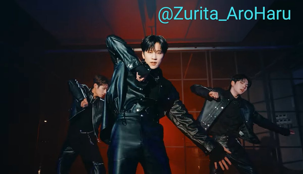 JWoo_lun8's tweet photo. @LUN8_official It's really hard to choose a favorite scene. The whole choreography is so powerful and splendid, but I really fell in love with their facial expressions ..... 🫠 You guys do it so well! Fighting! ❤️🔥
#루네이트 #LUN8 #WHAT_TO_DO https://t.co/EXtdGAMpax
