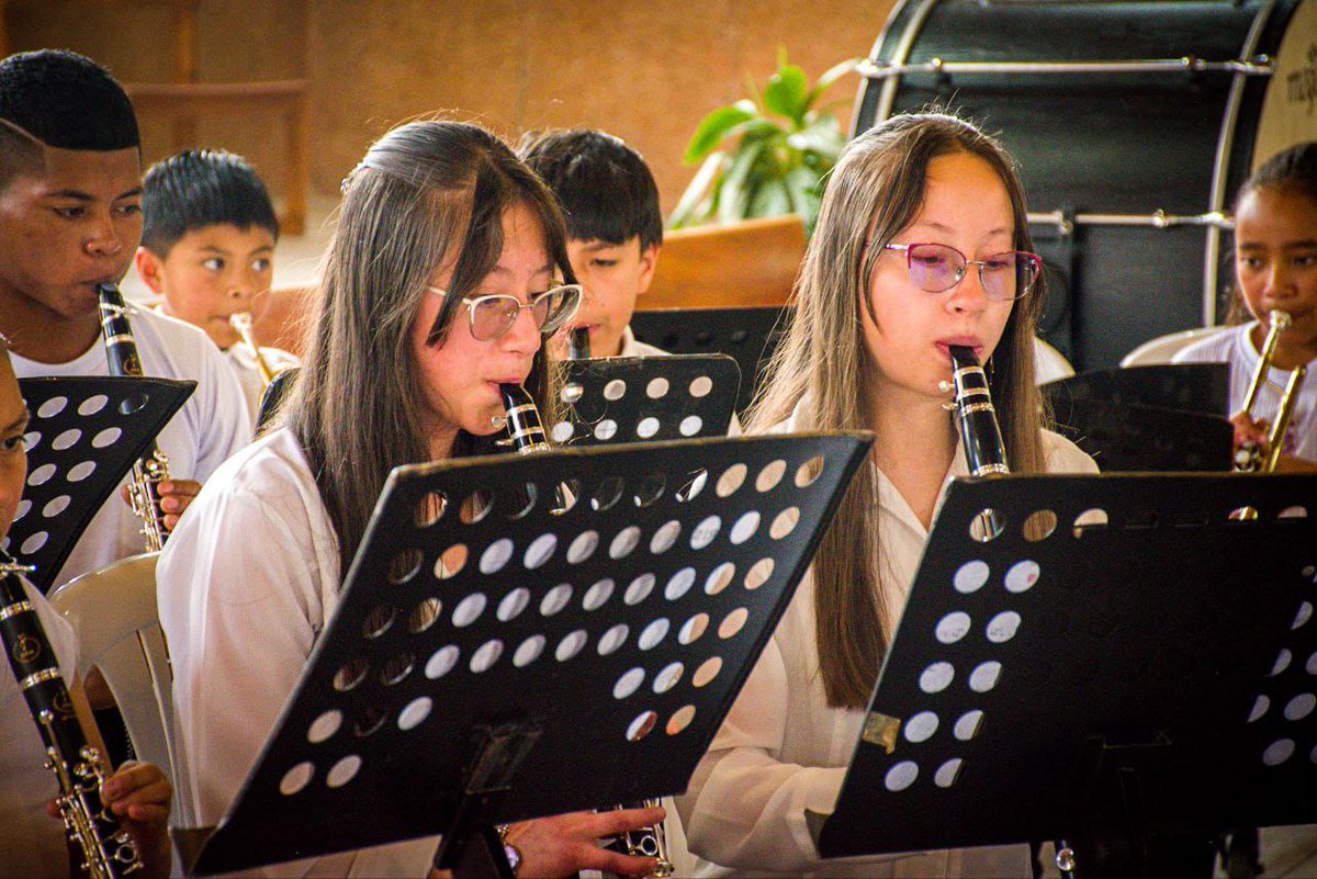 La Banda Sinfónica sede El Encano de la #RedDeEscuelasDeFormaciónMusical cerró la programación cultural de la #SemanaMayor.

En la Parroquia Cristo Maestro interpretó reconocidas composiciones musicales, bajo la dirección del maestro Miyer Benavides.

#LaGranCapitalTeológica