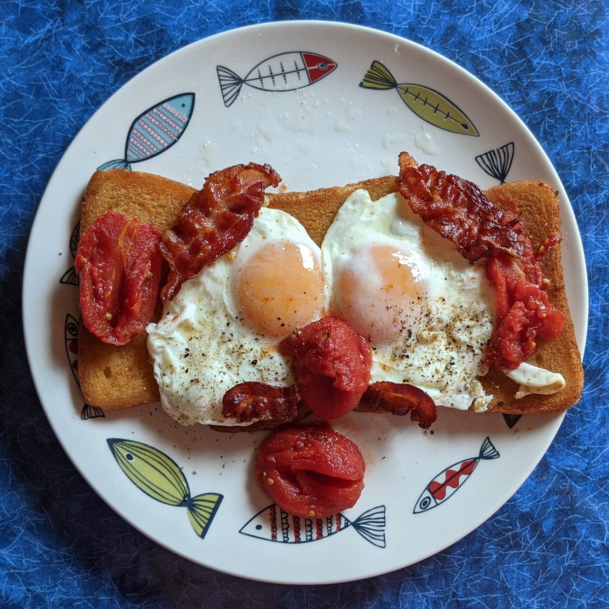 Good afternoon, Sunbeams!
Bonne après-midi, Rayons de Soleil!
🌞❤️🌻❤️😻😻😻❤️🐔🐔

Because I made porridge this morning, there was no scrambled egg bas relief for breakfast. However, Mr. C more than compensated with an #EasterBrunch fry up.

#breakfast #egg #art