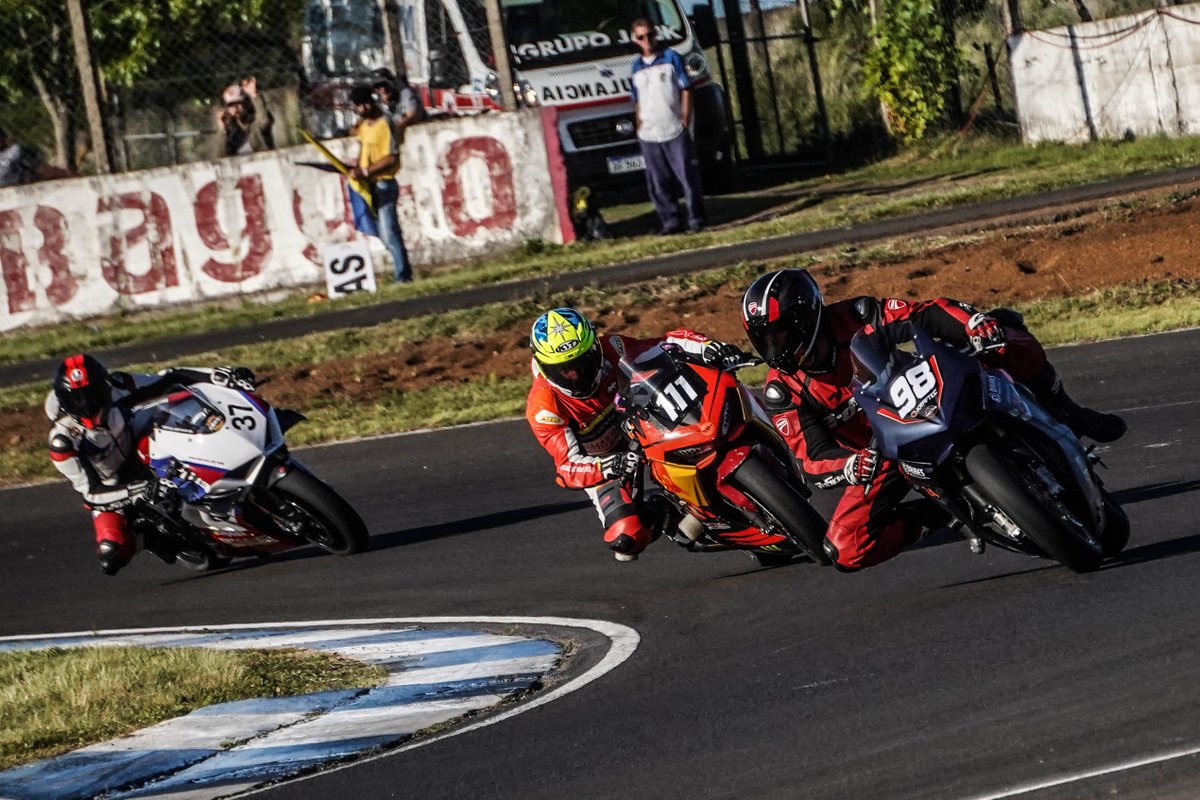 CarburandoTV's tweet photo. 🏁 Fecha 1: @SuperbikeArg.

📺 Desde las 14hs, prendete a TyC Sports 2 y @TyCSports, con las finales de #JuniorCup, #300SS, #SuperbikePro.

#SBKConcordia 

📸 @BraiAlarcon https://t.co/lBHPN72rAn