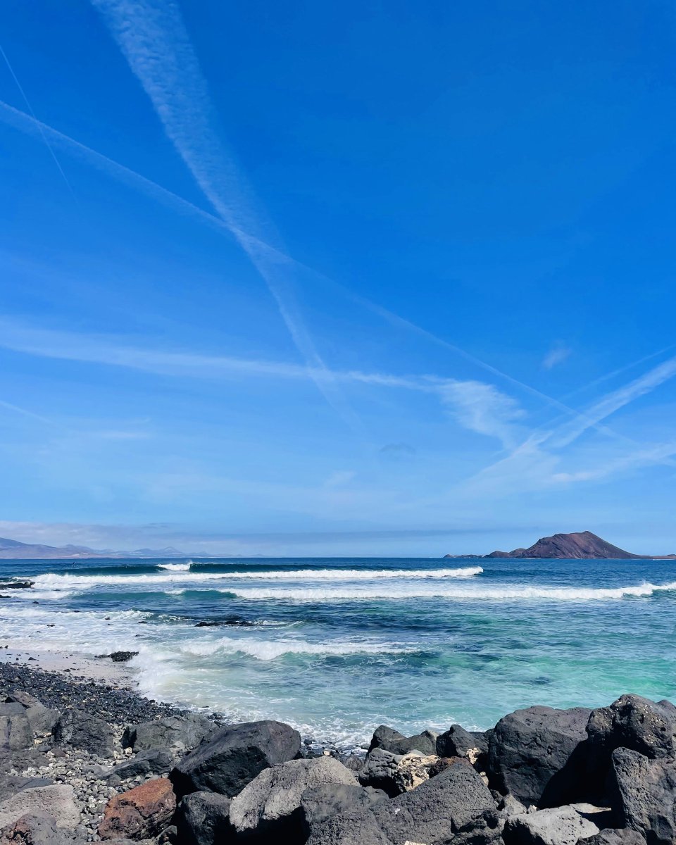 enjoying wave after wave with this view!

#wave #surf #surfing #oceanlover #ocean #nature #love #surflife #aloha #surfcamp #surfschool #surfcampfuerteventura #fuerteventura #lobos #vanlife #islandlife #island #water #islandlover