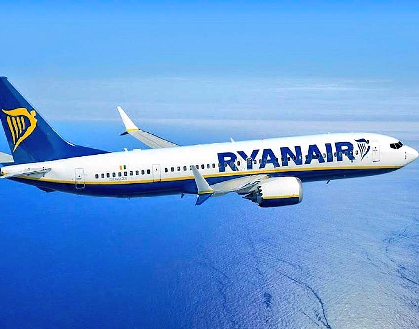 JCFloriant's tweet photo. #CrisisEnLasNubes

@German_Vargas  dice en su columa, https://t.co/xEb1axoEgP ... Que propuso 3 veces en el congreso reducir el papel del estado, permitir más aerolineas, rutas turísticas sin restricciones. NUNCA FUE ESCUCHADO.

⬇️  Miremos a RYANAIR 🛫 en Europa 🇪🇺, una aerolínea de bajo costo que ya lleva 26 años operando. ⬇️

-Usa aeropuertos alternos.
-Puede hacer alianzas privadas sin restricciones.
-Obligó a los gobiernos a bajar impuestos, tasas aeroportuarias y sobretasas a los combustibles.
-No hay restricciones de rutas.
-Todo esto benefició a los usuarios, que pasaron de pagar 600 euros por ir de Madrid a Praga, a pagar solo 75.

Este gobierno, a parte de no proponer nada serio para alcanzar los 12 millones de turistas que prometió, asfixió al sector aéreo y hotelero con un IVA del 19%.