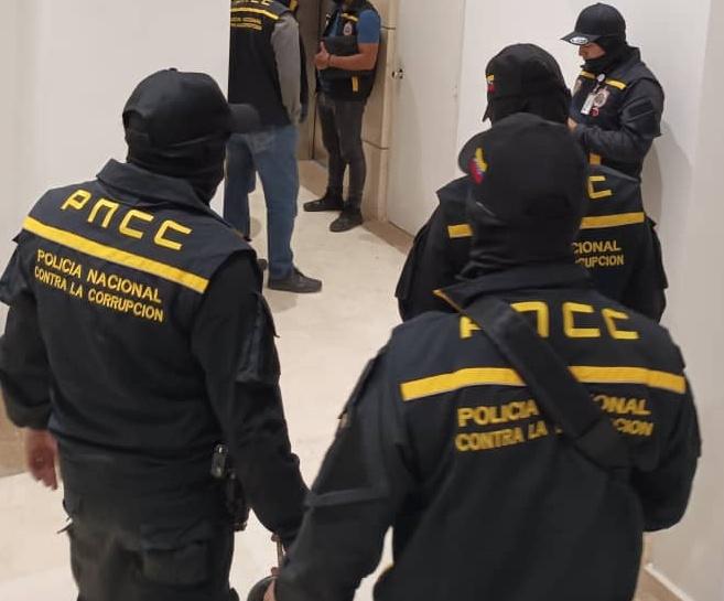 #Ahora Capturas por masiva operación anticorrupción en Venezuela podrían superar el centenar en próximas horas tras el anuncio de otras 67 órdenes de aprehensión solicitadas.
El Fiscal General <a href="/TarekWiliamSaab/">Tarek William Saab</a> informó anoche que también se autorizaron 142 nuevos allanamientos.