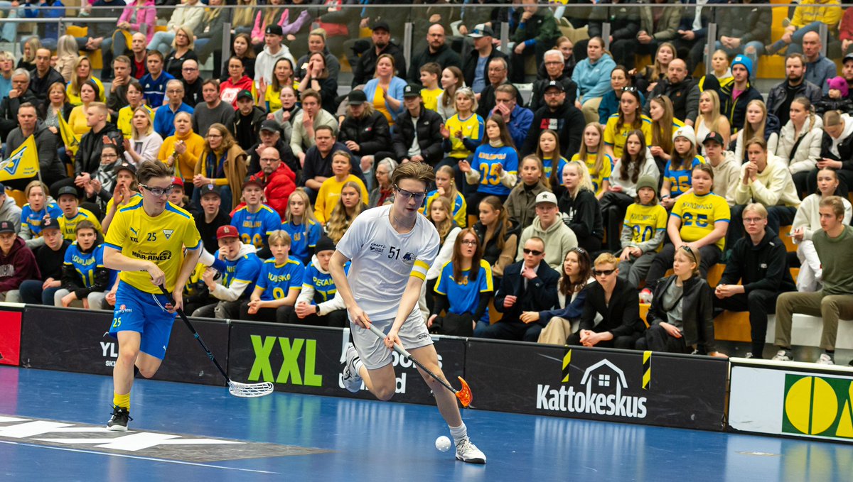 Ari_Arola's tweet photo. P17 Finaali Oulussa huikea tunnelma. Onnea #ErVi #salibandy #floorball https://t.co/cfU9m977Tb