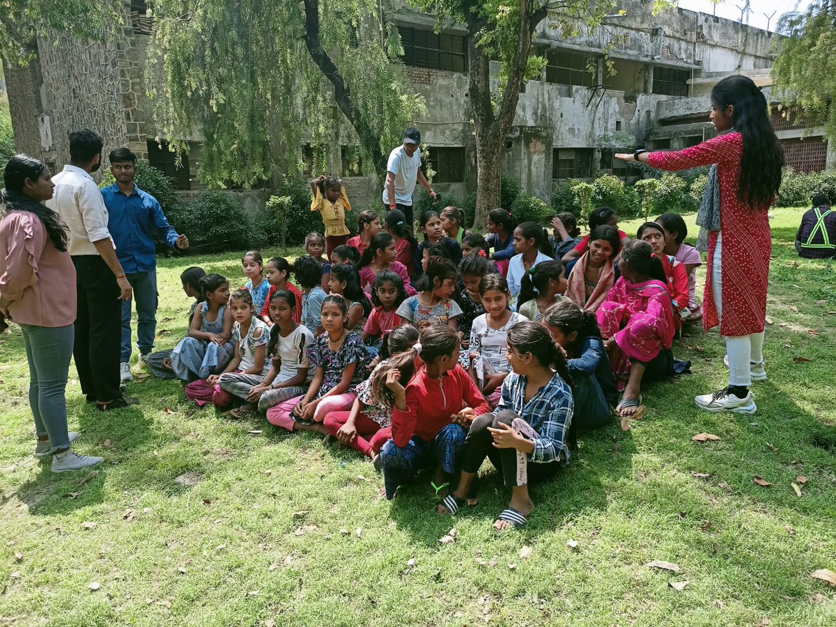 sahegaami's tweet photo. Studies show that the longer girls stay in school, the more they can earn, and the smaller they choose their families to be.
Today, the team talked about menstruation hygiene and reproductive systems to young  girls from haiderpur slum, Delhi. 
#hygiene https://t.co/EBwBP30711