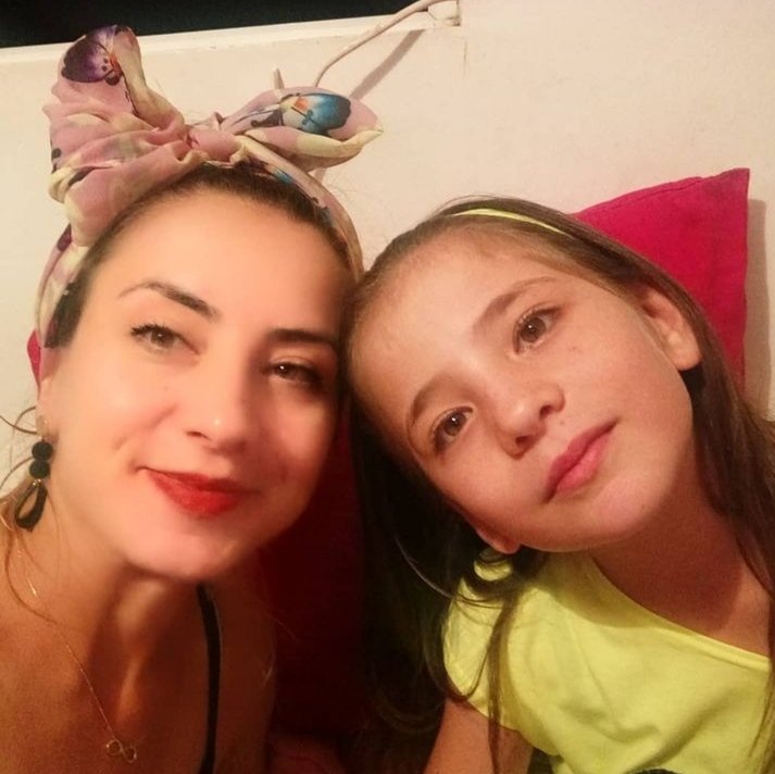 Nisan  anne yazlıkları çıkart deme vaktin.Ben daha vakit var diyecektim. Sen üst dolaptan kendi kıyafetlerini aşağıya indirmiş olacaktın. Darmadağın bir oda ve şarkılarla düzenleyen biz! Çünkü anneler ve kızları herşeyi halleder! Ya şimdi ? #isiasortakdavamız #isiasadaletnöbeti