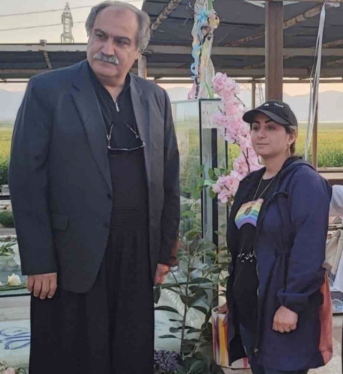 khodesepid's tweet photo. شخصی که در تصویر می‌بینید وکیل خانوادگی #كيان_پيرفلک هست که به گفته مادرش وکالت مجاهد کورکور را هم تقبل کرده است.
چه تناقضی!
حکومت بچت رو میکشه و یک بی‌گناه رو به عنوان قاتل معرفی می‌کنه، حالا تو باید برای دادخواهی اون بی‌گناه هم با رژیم بجنگی.
#مهسا_امينی‌ https://t.co/HsGWRRfU1X