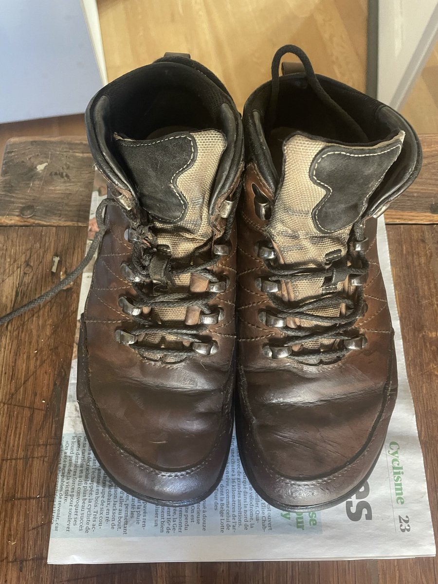 Demain #jemarchebleue, de Saint-Barthélemy à Orbe (départ repoussé à 10h45, because horaire des transports publics). Merci pour le chemin déjà parcouru, mes godasses, vous méritez bien un petit coup de cirage! #lamarchebleue !