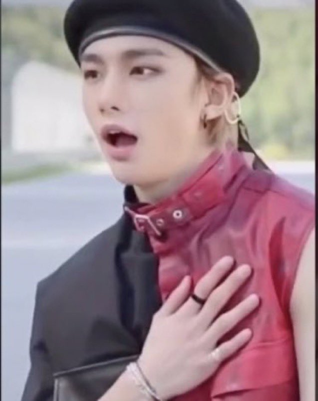 minchansidebae's tweet photo. Hyunjin “NE SOMIN!!”

~a thread https://t.co/AAQeI2gkL7
