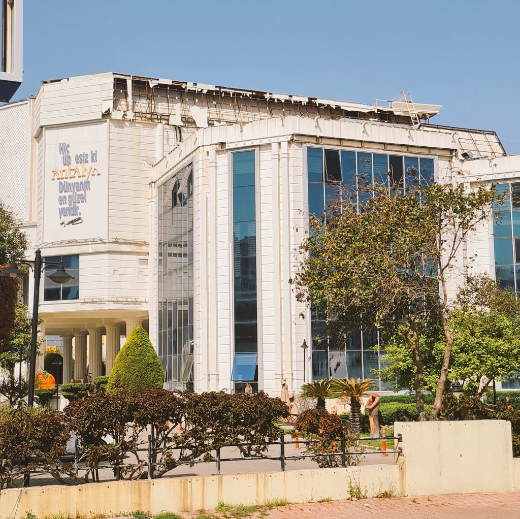 Burasi dünyanın en güzel kenti <a href="/MuratpasaBld/">Antalya Muratpaşa Belediyesi</a> Binası, turizmin kentine hiç yakışmıyor, eger tadilat yapılacaksa Branda örtün,bakimsizliktan dökülen Falez Parkda açıkta duran elektrik kabloları  kırık korkuluklar, gece girmeye cesaret edemeyeceğiniz i. İnönü parkı <a href="/Av_umituysal/">ÜMİT UYSAL</a> ++