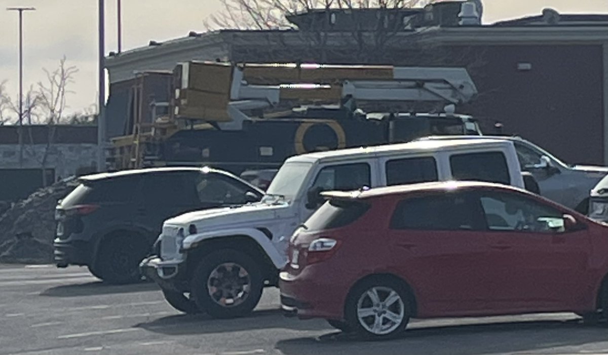 Guitor's tweet photo. @hydroquebec Et ils sont ou ces travailleurs? Pas un employé visible dans le West Island depuis Mercredi! (À l’exception de Starbuck’s et McDo) https://t.co/X4qxwyy2IH
