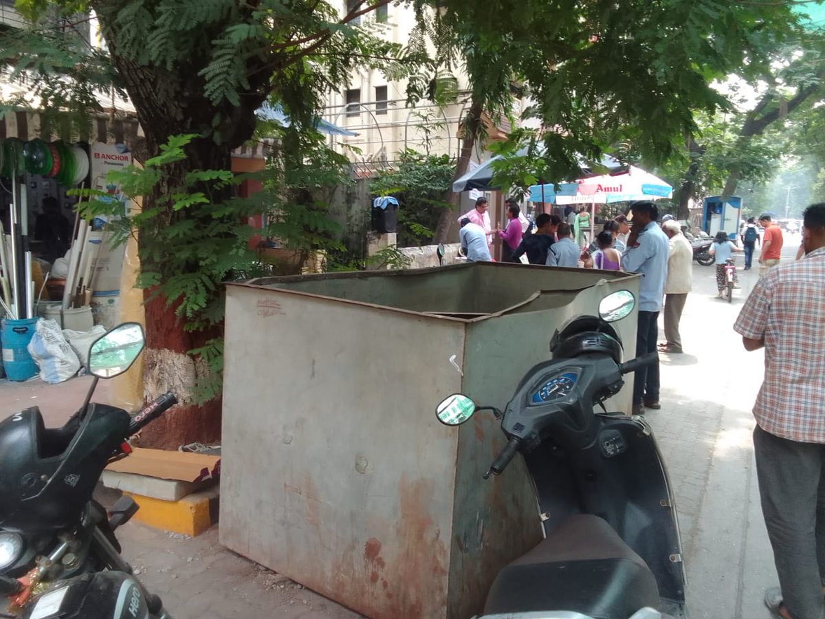 रस्त्याचे काम होऊन २ ते ३ महिने झाले अद्याप पाण्याची टाकी घेऊन गेले नाही. त्यामुळे ट्रॅफिक ला त्रास होतो तसेच मच्छरचा प्रादुर्भाव होत आहे.
कृपया ही लवकरात लवकर घेऊन जावे.
पत्ता :- हिराज बिल्डिंग च्या बाहेर, नवीन हरी ओम च्या समोर, हनुमान चौक, मुलुंड पूर्व, मुंबई ४०००८१