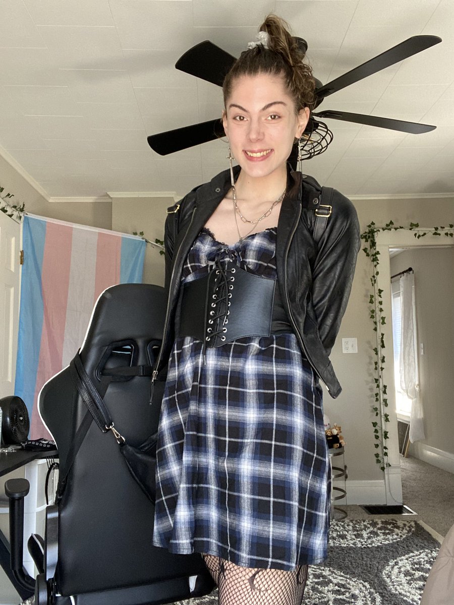 bluejaede's tweet image. Me getting ready to piss off my dad at the Easter party ☺️