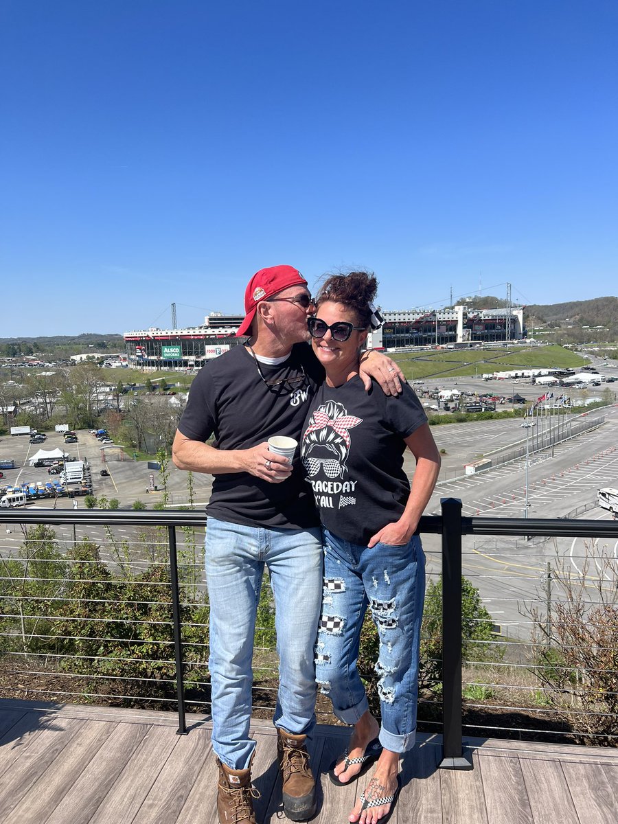 karafara08's tweet photo. #ItsBristolBaby @ClintBowyer https://t.co/T2tpBVqGhd