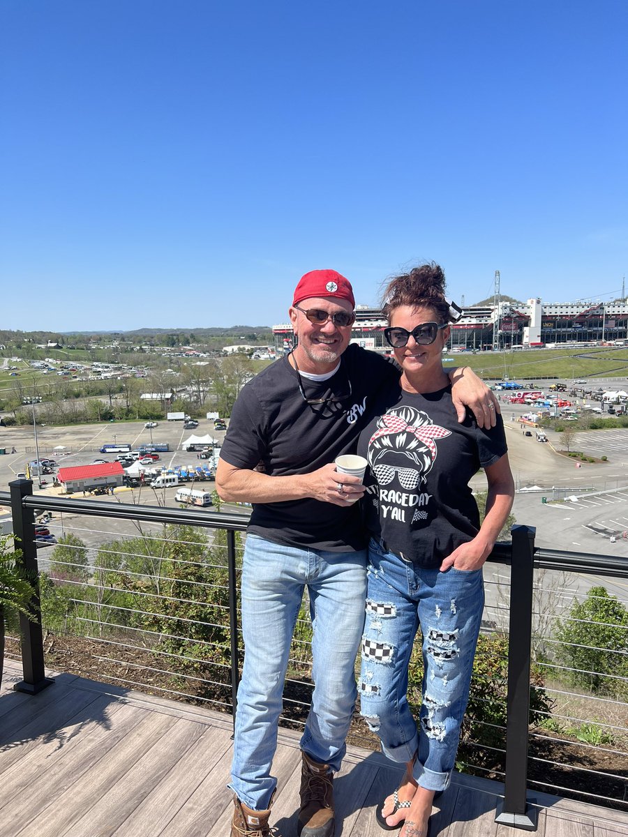 karafara08's tweet photo. #ItsBristolBaby @ClintBowyer https://t.co/T2tpBVqGhd