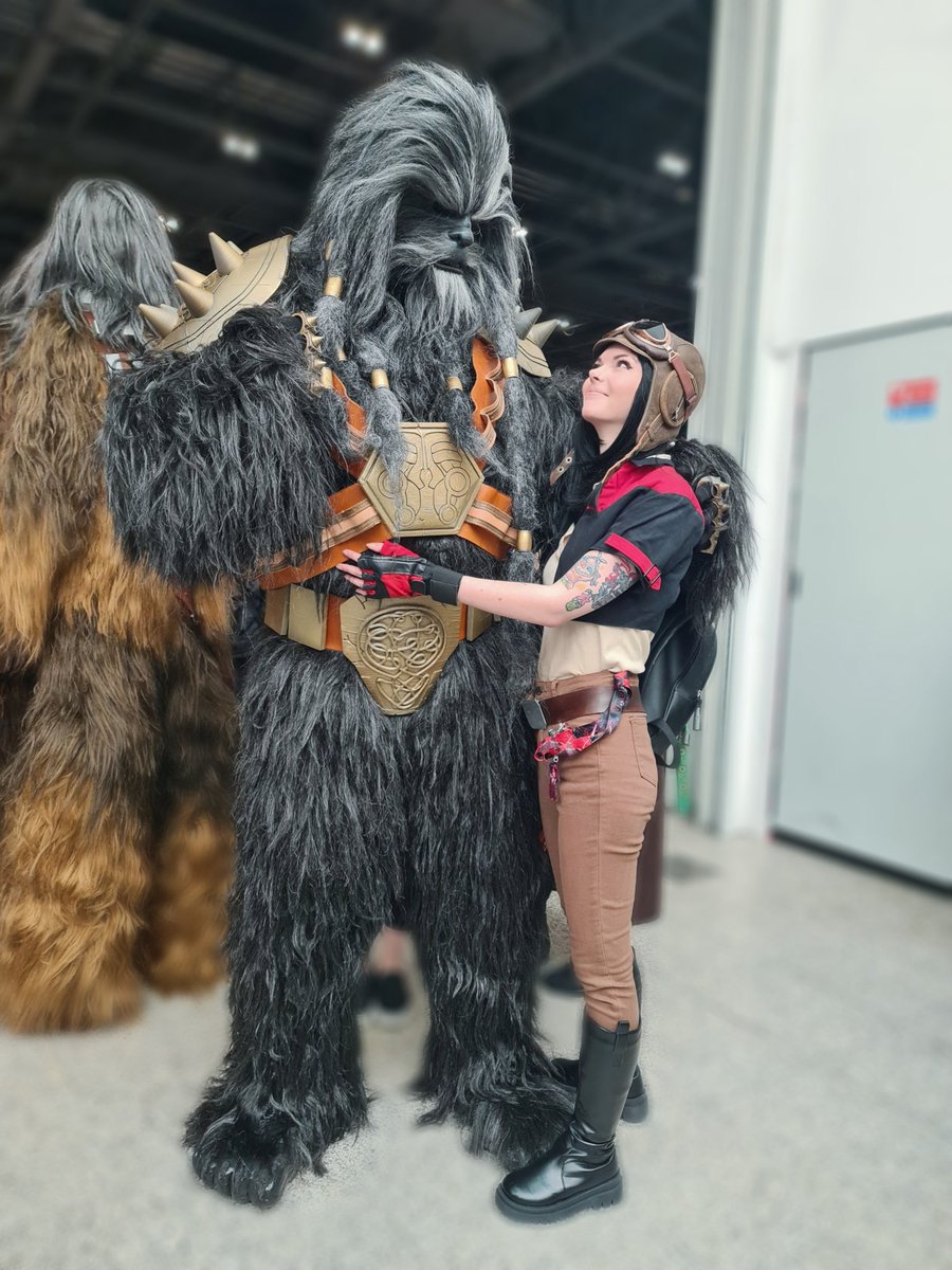 louisejulie_'s tweet photo. he's waiting for the right moment to rip my arms off.

met santy, life complete.
#doctoraphra #blackkrrsantan #starwarscelebration https://t.co/dCwk0IAXw1