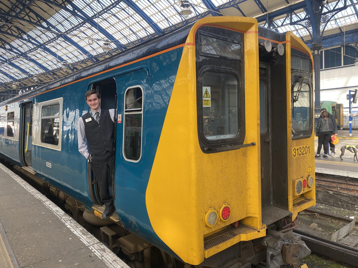 14DomRyan's tweet image. Thanks to @RobOnTrains for this shot - I'm always happy to work ''Big Blue'' (313201)😀
#twitterguard #class313