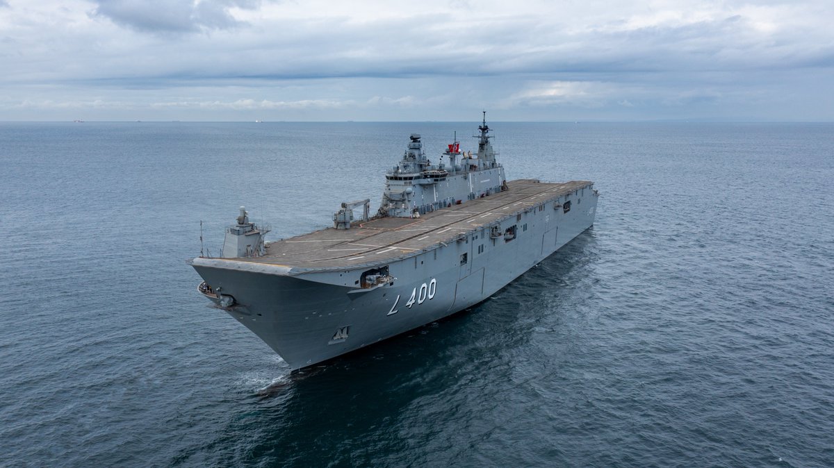 RTEdijital's tweet photo. Dünyanın ilk SİHA gemisi TCG Anadolu, yarın Cumhurbaşkanımız @RTErdogan'ın katılacağı törenle Türk Silahlı Kuvvetleri envanterine girecek. 🇹🇷

✅ Güverte kapasitesi 10 helikopter, 11 SİHA
✅ Hangar kapasitesi 19 helikopter, 30 SİHA https://t.co/9tZEw7RMhJ