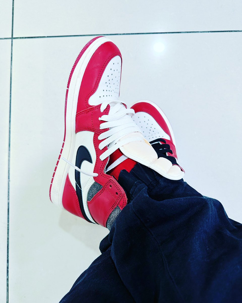 YeowfongLim's tweet photo. Weekend with some heat on ma feet
#NikeAir #AirJordan1 #ChicagoReimagined #LostAndFound https://t.co/7PzuSI0hNL
