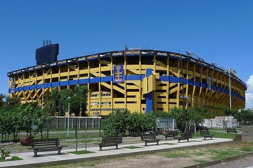 zoefoglino's tweet photo. Es increíble como la oposición quiere todo el tiempo mejorar o hacer otro estadio y cuando estaban ellos la Bombonera era literalmente esto https://t.co/4uQdFlzoxu