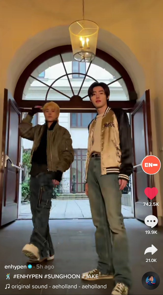 hannieyooow's tweet photo. @ENHYPEN_members waiting for Heeseung 🦌version in this iconic door  🥰🥰
#sunjake #SUNOO #jaywonki #jakewon
#ENHYPEN https://t.co/1hfxGrvCX8