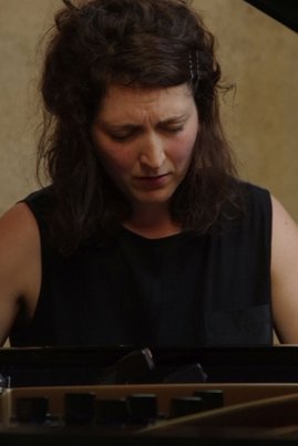 newjazzword's tweet photo. W. #Explorations’ #TomaGouband #drums #KarstenHochapfel #cello #EveRisser (pic:#SOConnor) #piano interpret #composer/#reeds #MatthieuDonarier's #mammalianobservations w. #harmony + #discord #aggression + #amiability Review: https://t.co/TVAsfI5ANi
#France #Hungary #improvjazz https://t.co/KcSFR342m1