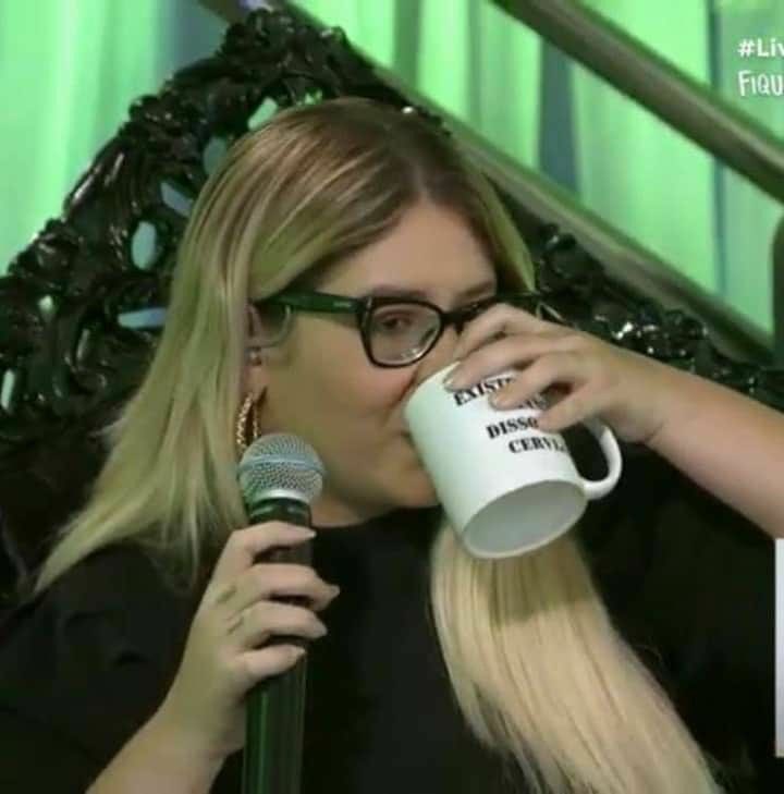 choquei's tweet photo. 🚨FAMOSOS: Há 3 anos, a eterna Marilia Mendonça, parou o Brasil com uma live em seu canal que quebrou recordes de visualizações. https://t.co/7HA4mKnyos