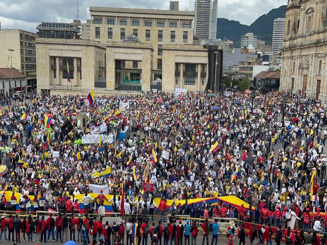 SamuelOrtizM_'s tweet image. ¿Saldrás a las calles el Sábado 6 de Mayo a las 10:00 a.m. a las marchas de la oposición a pedirle al gobierno que construya sobre lo construido y que no acabe nuestro sistema de salud? 💛💙❤️

❤️ Claro que sí
🔄 ¡Por supuesto!