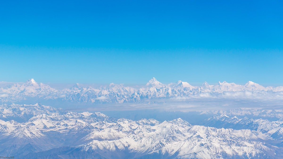 astro_eyes's tweet image. Photo of K2 and other peaks from Leh Srinagar flight
#K2 #leh_srinagar #gasherbrum