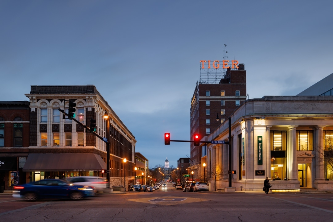 notleyhawkins's tweet photo. Broadway and 8th Street in Columbia, Missouri. Photography by Notley Hawkins. #missouri #downtown #thedistrict #broadway #8thstreet #street #intersection #midwest #architecture #jessehall #buildings #evening #dusk #bluehour #notleyhawkins https://t.co/tNDZ3Nfsle