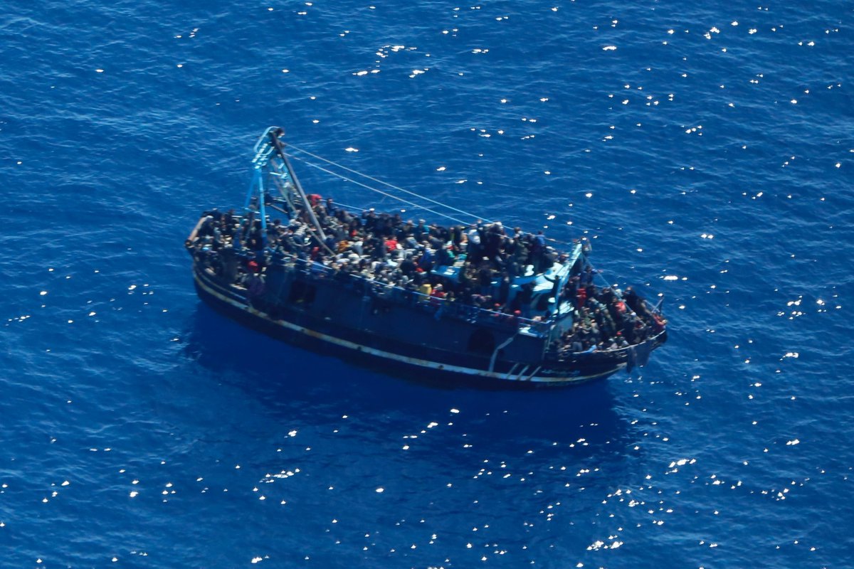 seawatchcrew's tweet image. Wir haben ein Boot mit ⁓400 Menschen in Seenot gefunden.
In der Nähe: 2 Handelsschiffe, die nicht retten sollen, stattdessen wurde eins von Malta aufgefordert, das Boot lediglich mit Treibstoff zu versorgen.
400 Menschen sind in akuter Lebensgefahr.
Die EU muss sofort handeln!