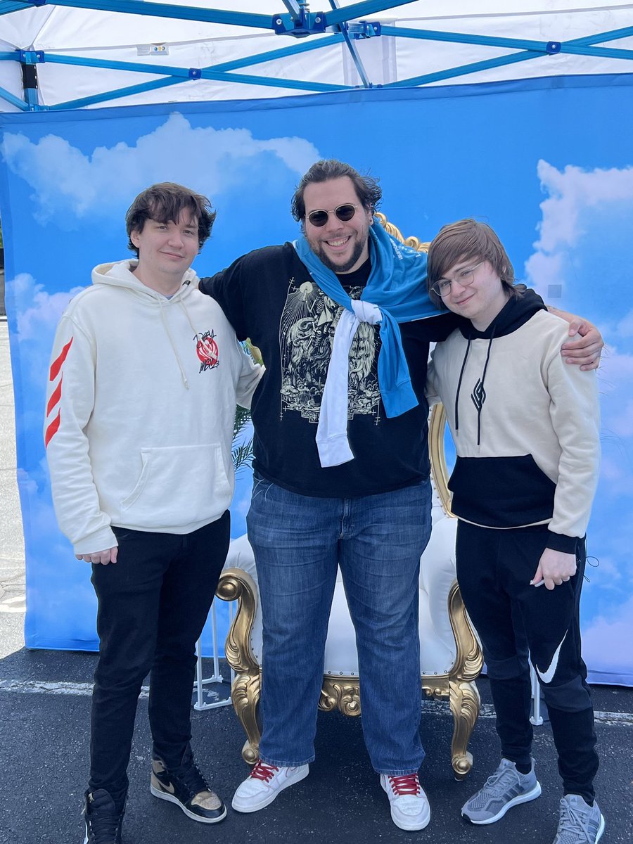 EpidemicFail17's tweet photo. The 🐐 s were cooler than I could have imagined #lcsfinals @MeteosLoL @Sneaky https://t.co/rDeHS8NZLw
