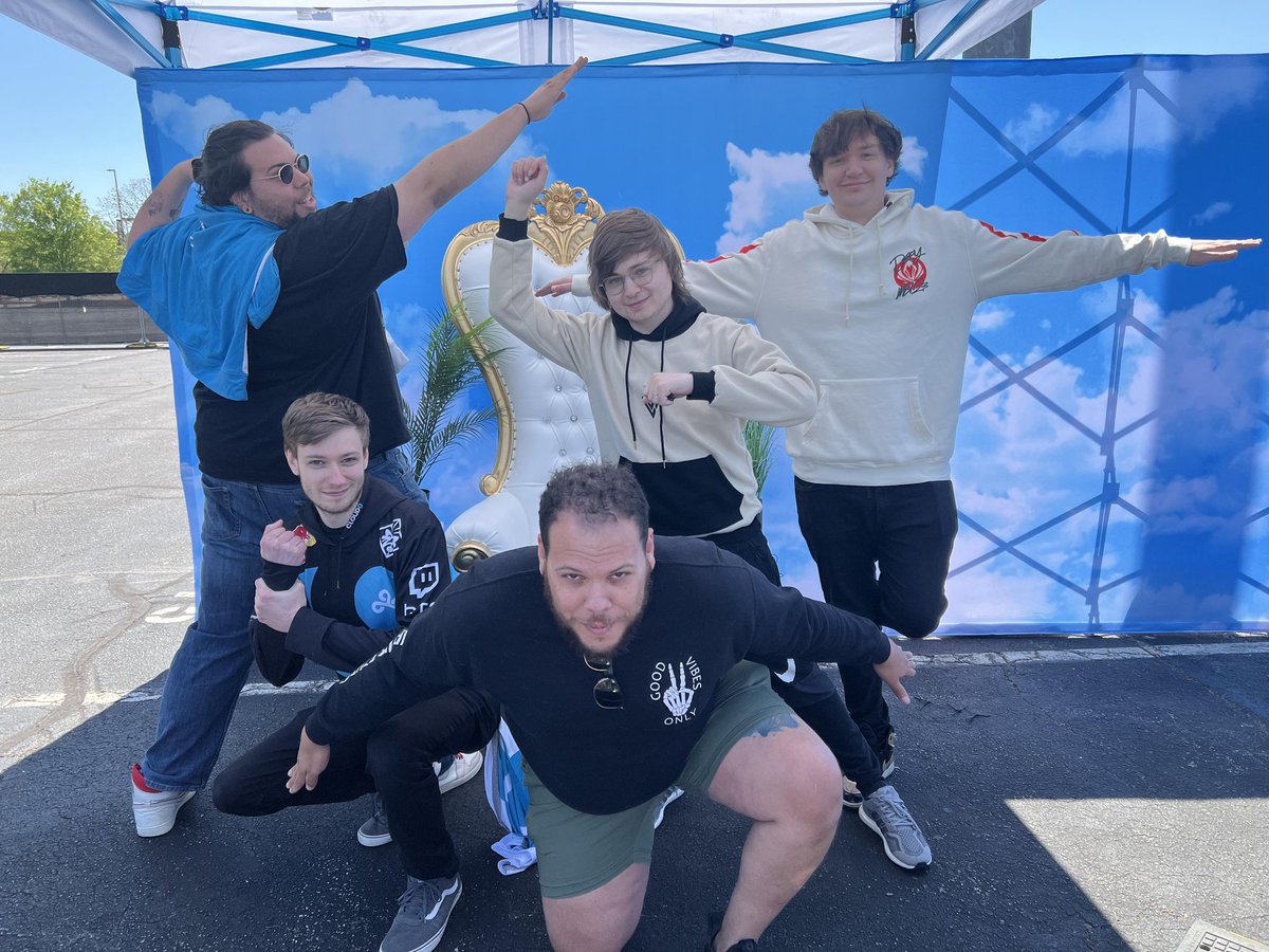 EpidemicFail17's tweet photo. The 🐐 s were cooler than I could have imagined #lcsfinals @MeteosLoL @Sneaky https://t.co/rDeHS8NZLw