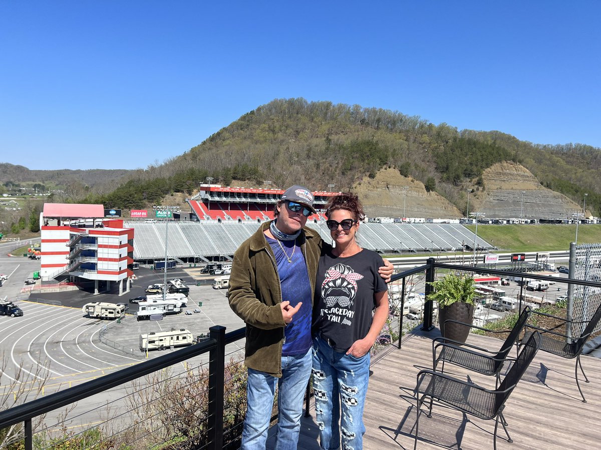 karafara08's tweet photo. #ItsBristolBaby @ClintBowyer https://t.co/T2tpBVqGhd