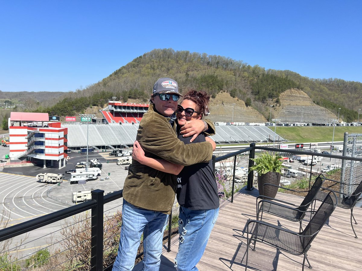 karafara08's tweet photo. #ItsBristolBaby @ClintBowyer https://t.co/T2tpBVqGhd