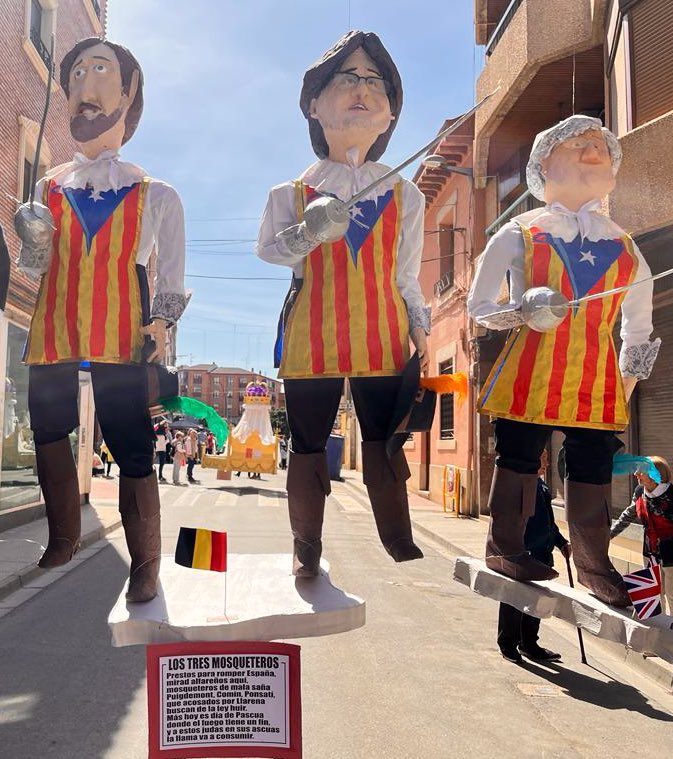 josepalay's tweet photo. “… y a estos judas en sus ascuas la llama va a consumir”

No és la primera vegada que la ciutat espanyola d’Alfaro crema figures del President Puigdemont @KRLS i els MEP Comín i Ponsatí. Avui ho han tornat a fer.

Els partits espanyols atien l’odi més visceral contra Catalunya https://t.co/635ktP4LL8