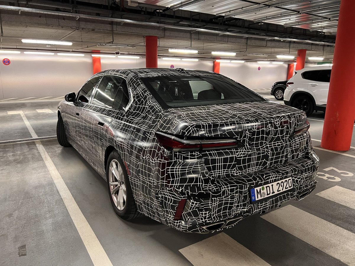 Ready2board's tweet photo. New BMW 5-serie parked next to me #bmw #bmw5 #5serie #autoweek #autobild https://t.co/axJCMRx8Uj